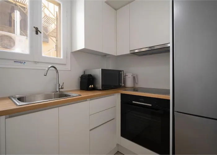 Vibrant Urban Getaway: Charming 2-Bedroom Near Bars, Parks, And Metro